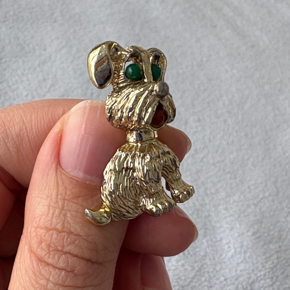 Sarah Coventry Gold Dog Brooch with Green and Red Stones - Picture 4 of 5
